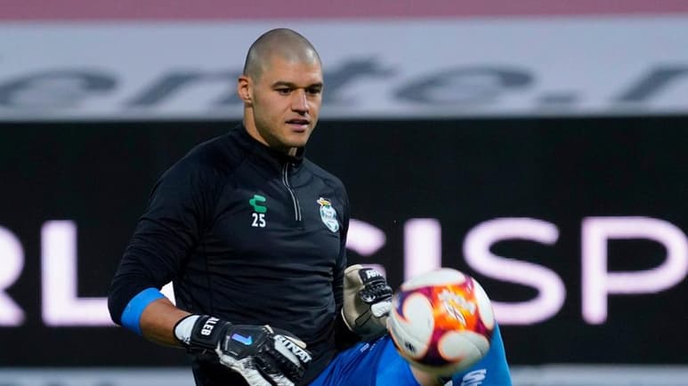 El portero de Santos Laguna, Gibrán Lajud, presumió en redes sociales un viaje que realizó a Ciudad de México, el cual generó especulaciones sobre su llegada al Club América, quienes buscan un guardameta para la próxima temporada. ( JAM MEDIA)