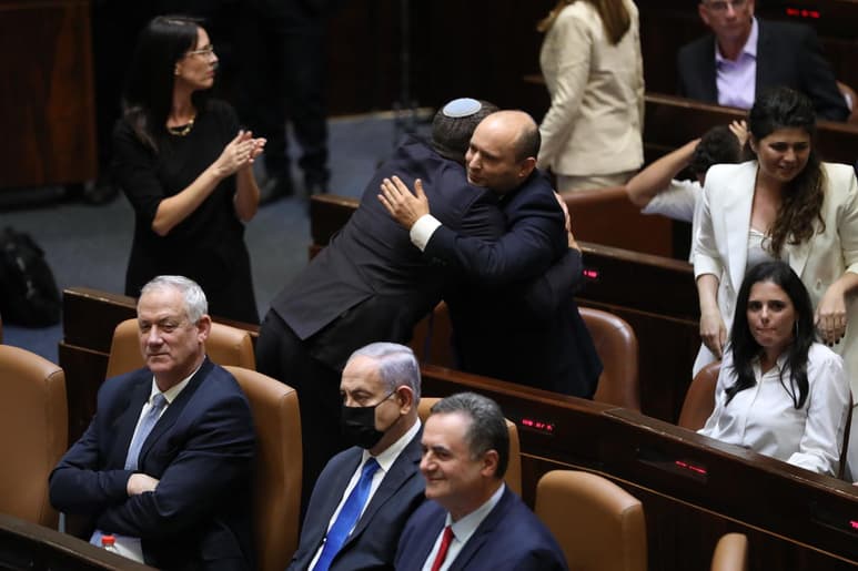 La jura del nuevo Gobierno -con 60 votos a favor, 59 en contra y 1 abstención-, calificada como 'histórica' por la prensa de referencia israelí, supone además el fin de más de 2 años de bloqueo político. (EFE)