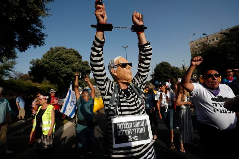 El gobierno del cambio, que marca el inicio de una nueva era en Israel sin Benjamin Netanyahu, ha sido recibido con expectación por parte de la población israelí, cansada de crispación, pero afronta el desafío de reconciliar una sociedad polarizada, aunar políticas dentro de una coalición tan diversa ideológicamente y recomponer la imagen del país en el exterior. (ARCHIVO)