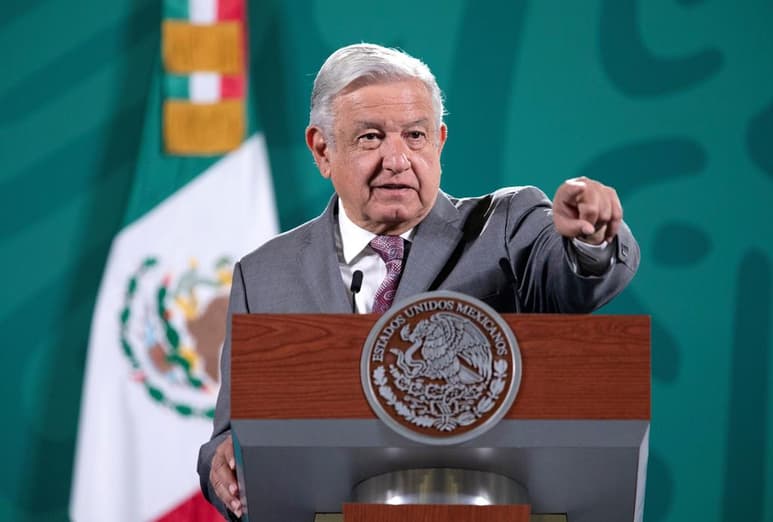 En conferencia de prensa matutina, el titular del Ejecutivo federal calificó de 'increíble' que la clase media apoye a gobiernos corruptos, pero señaló que esto es debido a que son muy susceptibles a la manipulación.
(EFE)