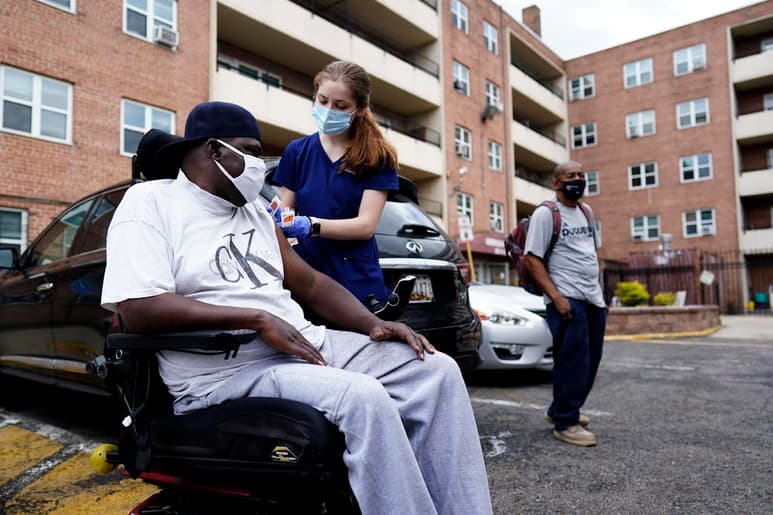 Estados Unidos se acerca este lunes a los 600,000 muertos por COVID-19, una cifra que llega en un momento de optimismo por la menor incidencia del virus y los avances en la campaña de vacunación, aunque una parte importante del país sigue resistiéndose a la inmunización, entre ellos los más jóvenes. (ARCHIVO)