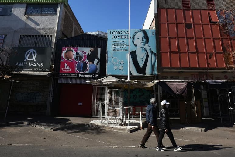 El Colegio Médico (Colmed) de Chile pidió este lunes endurecer las cuarentenas y suspender el pase que otorga libertades a los vacunados, cuando la capital vuelve a estar confinada y los hospitales se encuentran colapsados, pese a la alta tasa nacional de inoculación. (ARCHIVO)