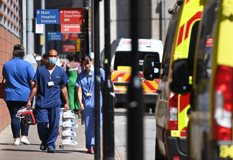 El primer ministro británico, Boris Johnson, anunció este lunes que el final de las restricciones impuestas por la pandemia de la COVID-19 se retrasará hasta el 19 de julio, frente al 21 de junio que estaba previsto, a causa del impacto de la variante Delta del coronavirus. (ARCHIVO)