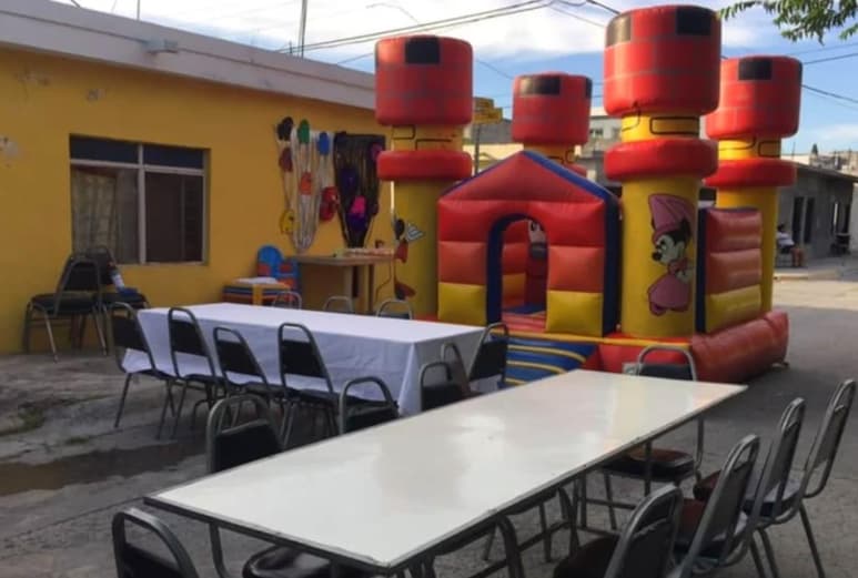 Al ver que pasaban las horas y nadie de los invitados había llegado a la fiesta de cumpleaños de sus hijos, Gera y Asís, una madre de familia publicó en redes sociales una invitación abierta, y en pocos minutos llegaron numerosas personas, al grado que tuvieron que pedir que ya no acudieran por el covid, no podían recibir más gente. (FACEBOOK)
