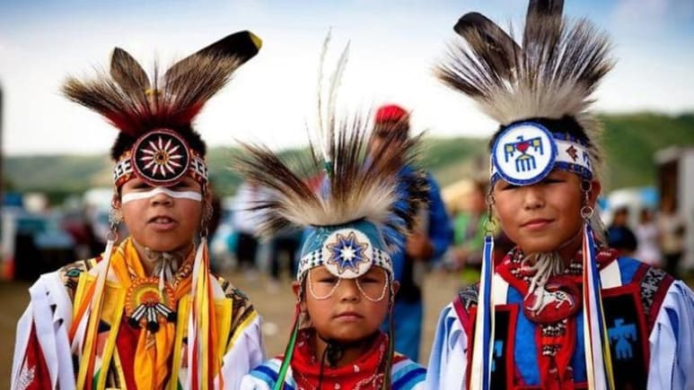 El Gobierno canadiense anunció este lunes que permitirá a la población indígena del país utilizar sus nombres tradicionales en documentos oficiales, como pasaportes o certificados de nacimiento, seis años después de que la Comisión para la Verdad y la Reconciliación de Canadá solicitase la medida. (ESPECIAL)