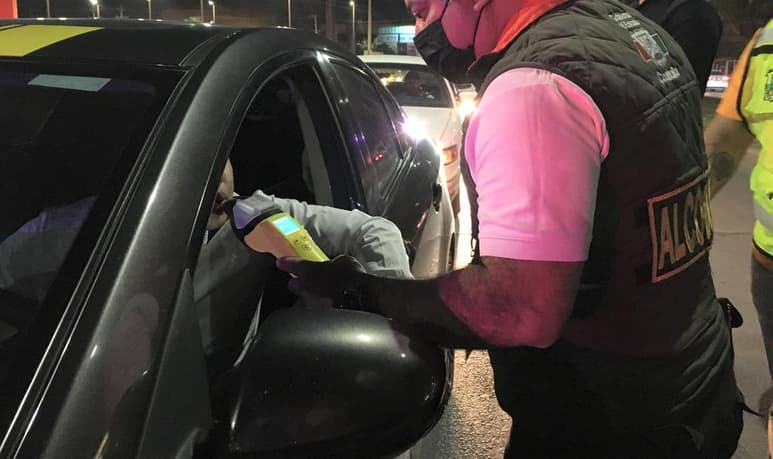 Sergio Lara, alcalde de Torreón, afirmó que será en la presente semana cuando finalmente se analice la posibilidad de que regresen los filtros aleatorios del Operativo Alcoholímetro, esto luego de diversas tragedias relacionadas a conductores alcoholizados en días pasados. (ARCHIVO)