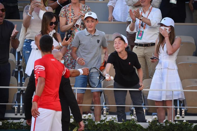 Luego de conseguir el segundo Roland Garros de su carrera, Novak Djokovic le obsequió su raqueta a un niño mexicano, siendo esta una de las escenas más emotivas que regaló la final del Grand Slam en París. (ROLAN GARROS)