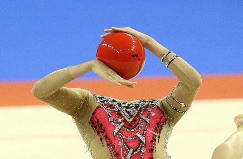 Este fin de semana comenzó a circular a nivel mundial la fotografía de Linoy Ashram, una gimnasta israelí que sorprendió con su flexibilidad y rutina durante los Campeonatos Europeos de Gimnasia Rítmica de Varna, en Bulgaria. (ESPECIAL)