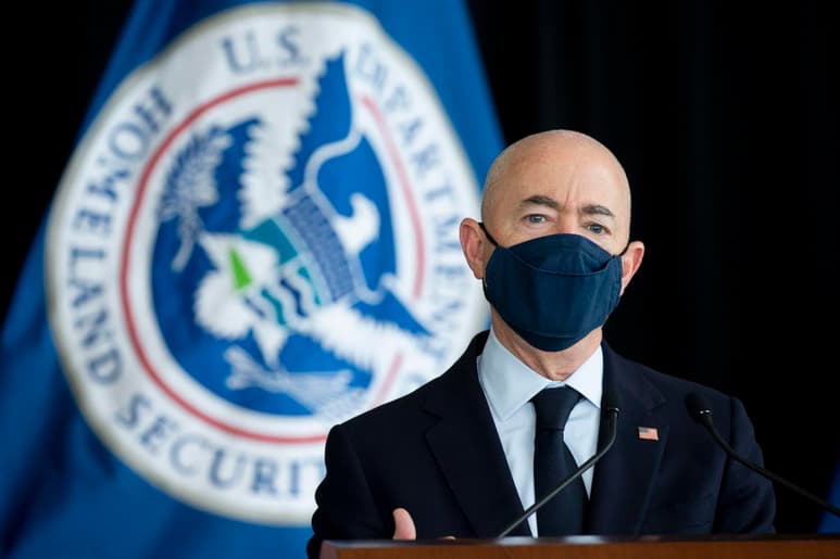 El secretario de Seguridad Nacional de Estados Unidos, Alejandro Mayorkas, llegó este lunes a México para cumplir una visita de dos días en la que analizará junto con autoridades mexicanas la posible reapertura de la frontera común, cerrada hace más de un año por la pandemia de la COVID-19. (ARCHIVO)