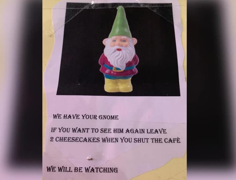 El café no cede y no da el pastel que solicitaron los ladrones. (INTERNET)