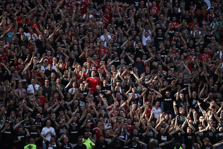 Cánticos, banderas, bufandas y bengalas de colores. Los alrededores del Puskas Arena de Budapest son un hervidero de gente antes del Hungría-Portugal, que ofrecerá una imagen inédita en esta Eurocopa: un lleno con 67,000 espectadores en el estadio, donde las mascarillas no son obligatorias. (EFE)