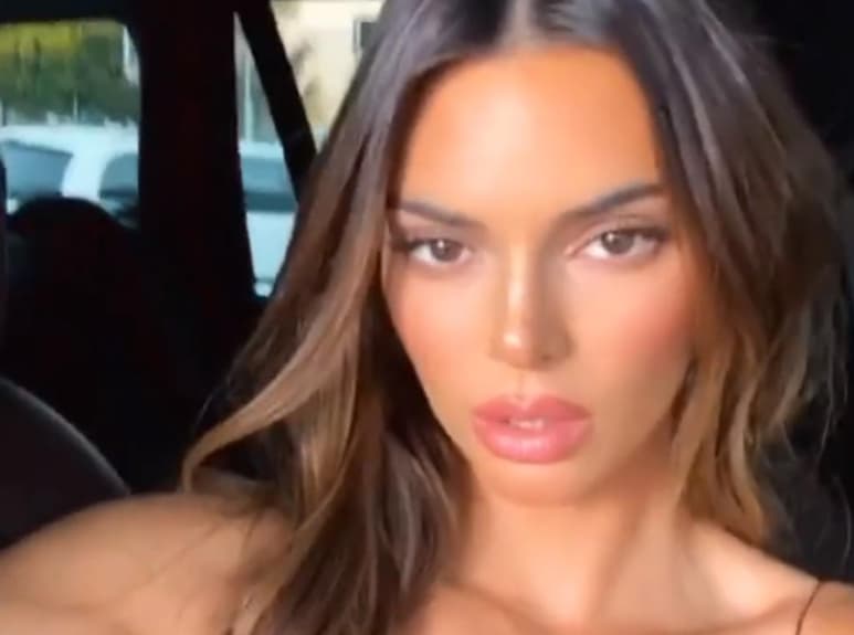 A través de redes sociales, la socialité fascinó a sus seguidores al lucir su figura y atributos en bikini (@KENDALLJENNER)