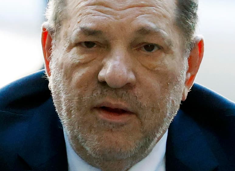 Un juez aprobó el martes que el ex productor cinematográfico Harvey Weinstein sea extraditado a California, donde enfrenta cargos adicionales por violencia sexual, poniendo fin a una batalla legal prolongada por la pandemia de COVID-19, los temores de la defensa por la salud de Weinstein y riñas por papeleos. (AP)