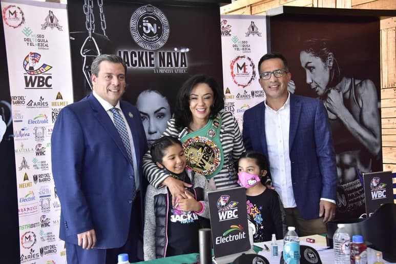 Jackie Nava recibió un cinturón conmemorativo. (ESPECIAL)
