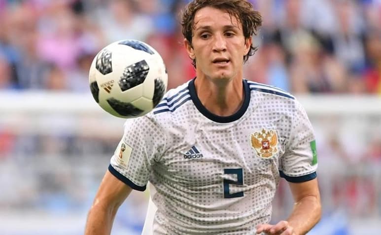 El jugador tuvo que ser inmovilizado del cuello, además de colocarle un collarín tras lesionarse la columna vertebral (ESPECIAL)
