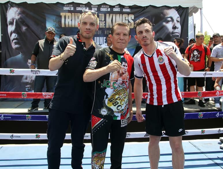 Julio César Chávez, Anderson “The Spider” Silva, Ramón Álvarez, Omar Chávez, Julio Cesar Chávez Jr. y Héctor Camacho Jr. asistieron a un entrenamiento público donde miles de fanáticos se presentaron en la Plaza de la Liberación en el centro de Guadalajara, México, previo a la cartelera en la que se presentarán el próximo sábado en la cartelera llamada “Tributo a los Reyes”. (ARCHIVO)