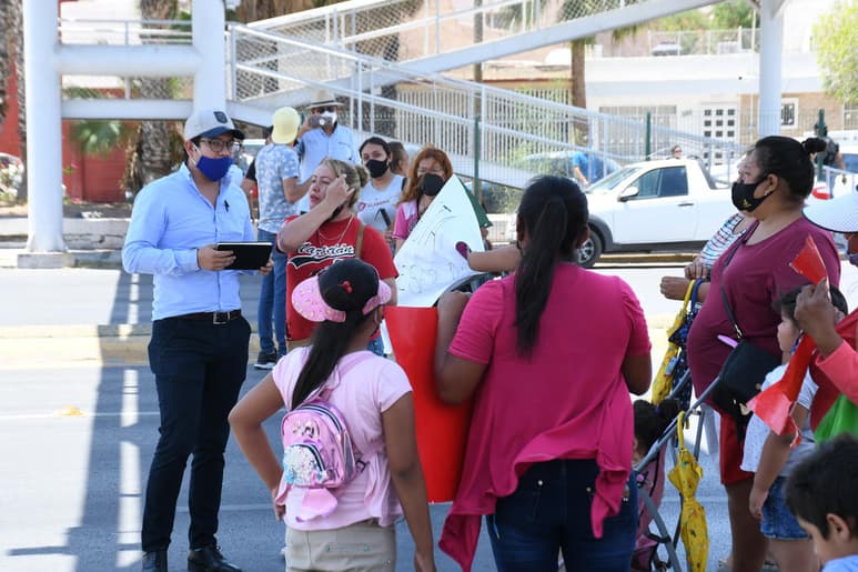 Protestas y bloqueos por falta de agua se registraron durante este miércoles por la tarde, ahora fue el turno de habitantes de colonias como La Vencedora, Compresora y Antigua Aceitera, quienes poco después del mediodía realizaron diversas acciones de reclamo público en las instalaciones del Simas Torreón. (ARCHIVO)