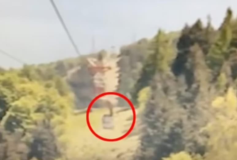 Luego de casi un mes de haber ocurrido, en redes sociales se difundió el video donde se muestra el momento exacto del accidente de un teleférico en Italia donde murieron 14 personas. (ESPECIAL)