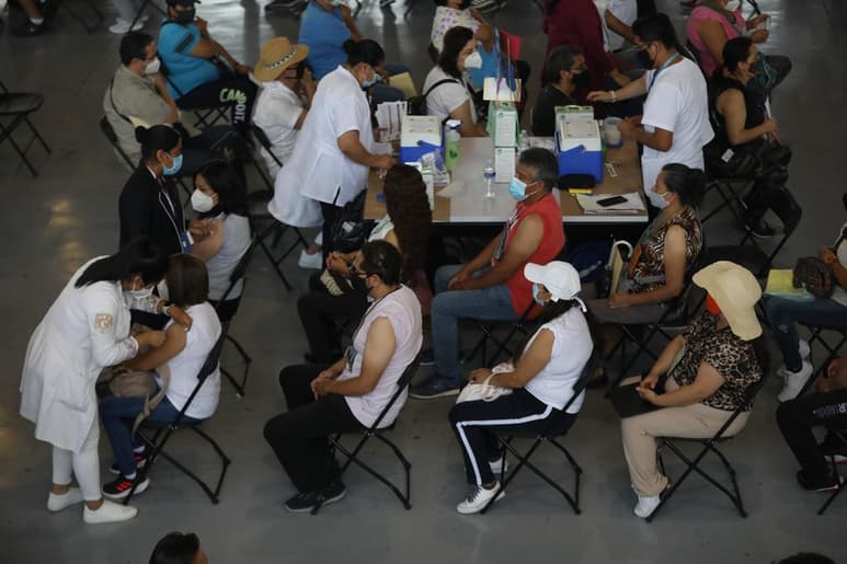 El Tribunal Electoral del Poder Judicial de la Federación (TEPJF) de México multó este miércoles al Movimiento Regeneración Nacional (Morena, izquierda), partido del presidente Andrés Manuel López Obrador, por 'atribuirse de forma indebida' el programa de vacunación antiCOVID en el marco de la campaña de los comicios del 6 de junio. (ARCHIVO)
