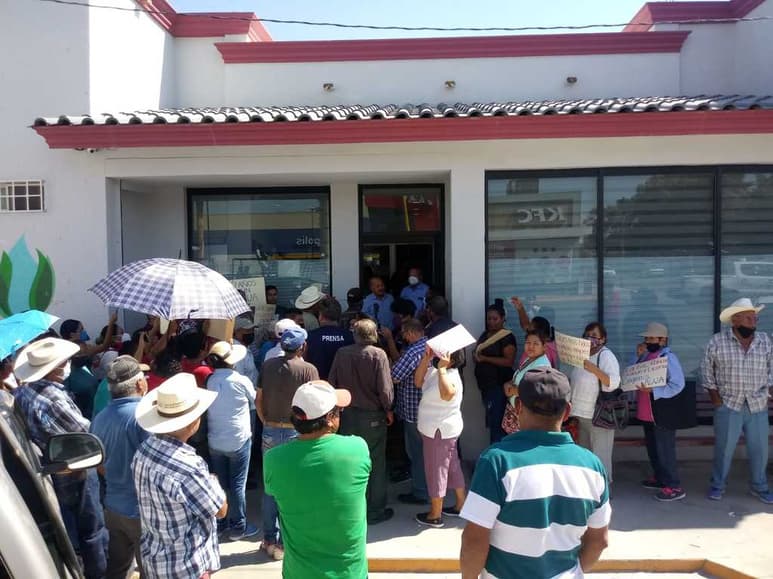 Con gritos y pancartas, habitantes del poblado La Luz y otros vecinos protestaron en Simas. (EL SIGLO DE TORREÓN)