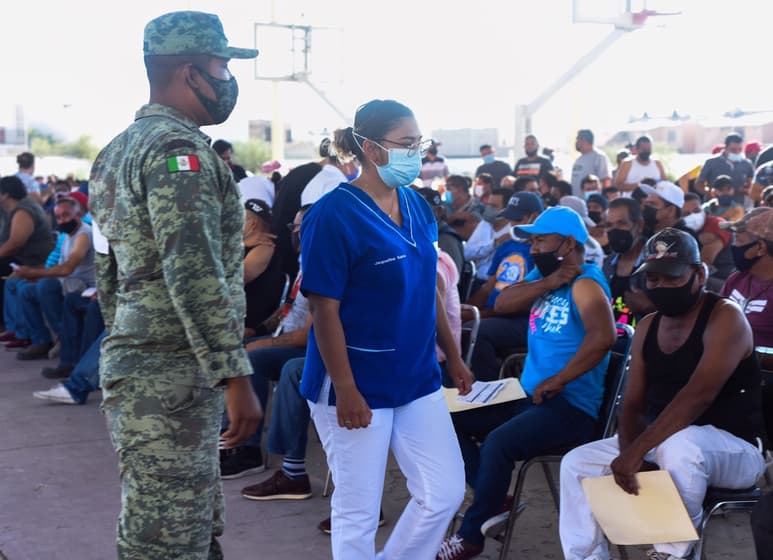 Hay cinco puntos de vacunación que se instalaron en Torreón para aplicar la segunda dosis del biológico de Pfizer/BioNTech. (JESÚS GALINDO)