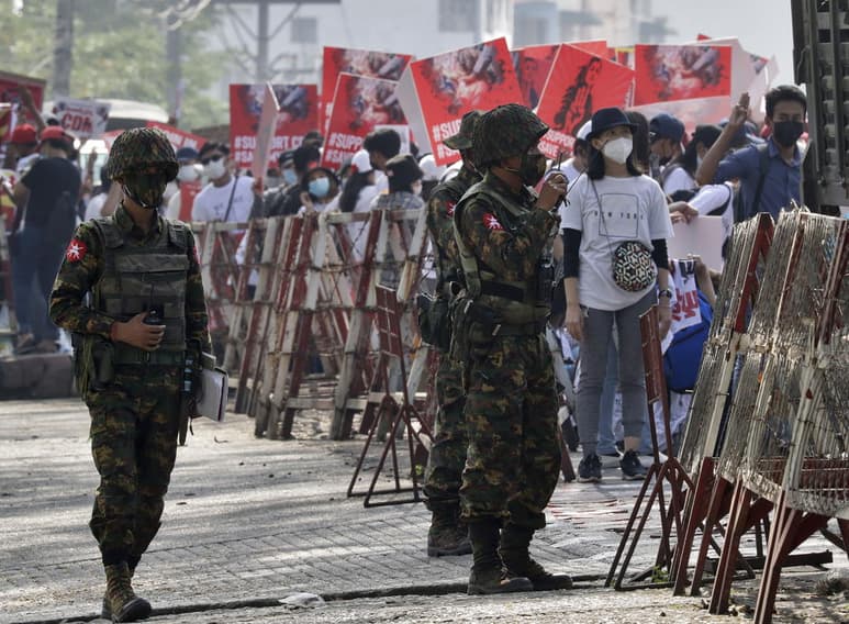 La ONU en Birmania (Myanmar) lamentó este jueves el grave deterioro de los derechos humanos en el país tras el hallazgo de dos fosas comunes con veinticinco cadáveres y el incendio provocado de una aldea en medio del conflicto. (ARCHIVO)