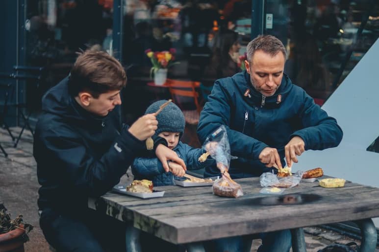 El festejo del domingo por el Día del Padre puede significar un costo para las familias mexicanas de entre mil a 3 mil 500 pesos si se considera el regalo, de acuerdo con la Alianza Nacional de Pequeños Comerciantes (Anpec). (ESPECIAL)