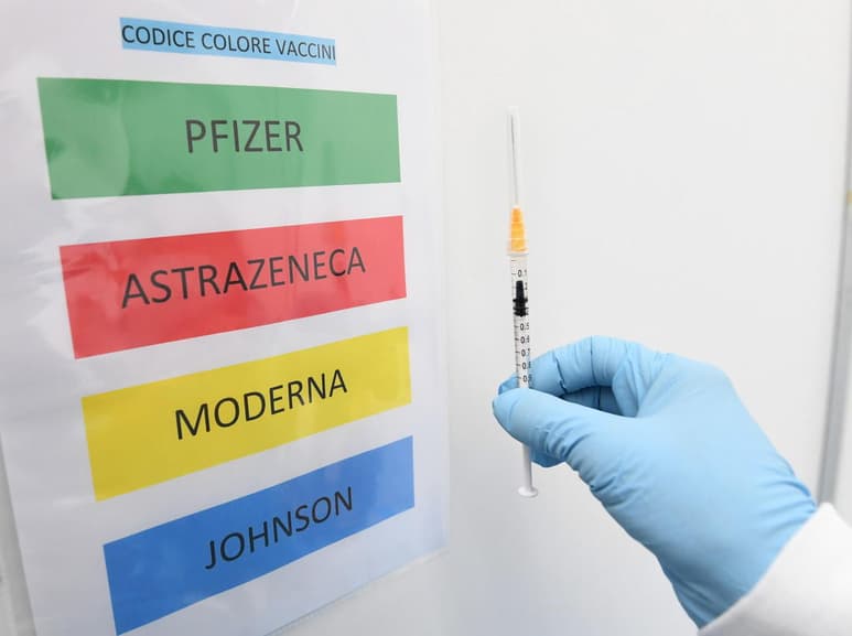 Las vacunas de Pfizer o Moderna contra el nuevo coronavirus son 'seguras para la reproducción masculina' y no tienen un impacto negativo en la fertilidad de los hombres, según un estudio elaborado por la Universidad de Miami (UM) y divulgado este jueves por la Revista de la Asociación Médica Estadounidense (JAMA). (ARCHIVO)