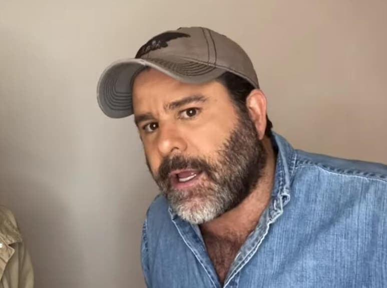 Este jueves por la mañana, la hija de Eduardo Capetillo y Bibi Gaytán, compartió un nuevo video en su canal de YouTube donde aparece su papá maquillándola. (ESPECIAL)