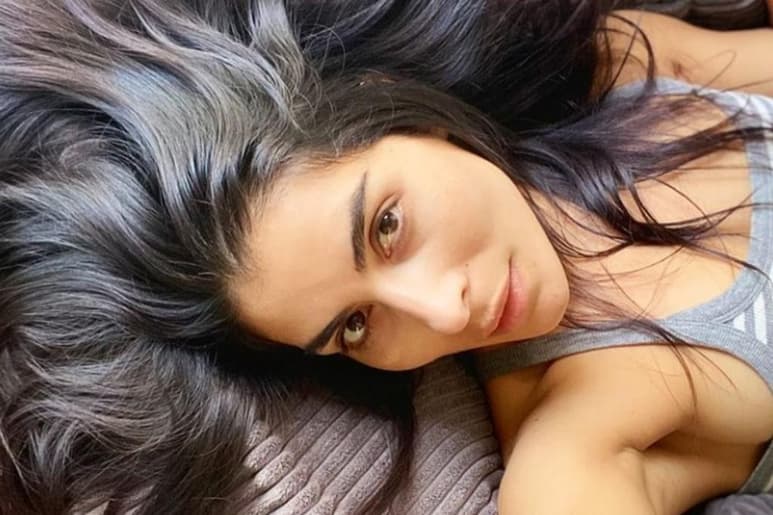 La cantante mexicana 'presumió' su esbelta figura en topless (@SARGENTOLEON)