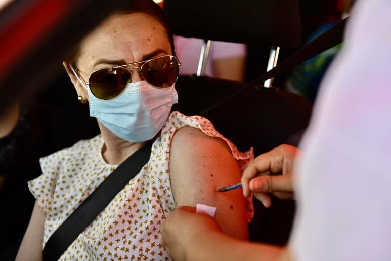 En cuatro días, en Torreón se han aplicado 48 mil 900 dosis de la vacuna contra el COVID-19 de Pfizer/BioNTech a la población del rango de edad de 40 a 49 años y a mujeres embarazadas de más de nueve semanas de gestación que han acudido por primera vez a las sedes y módulos itinerantes de inoculación. En esta cifra, también se contabilizan a algunas personas mayores de 50 años que tenían pendiente la aplicación de la segunda dosis. (ARCHIVO)