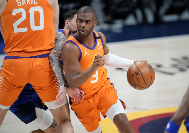 En esta foto del 11 de junio del 2021, el base de los Suns de Phoenix Chris Paul durante el tercer partido de las semifinales de la Conferencia Oeste ante los Nuggets de Denver. (AP Foto/David Zalubowski)
