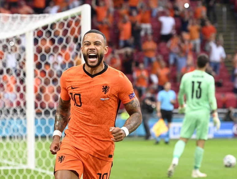 Memphis Depay y Denzel Dumfries anotaron un tanto cada uno y el conjunto holandés superó cómodamente el jueves 2-0 a Austria para avanzar a los octavos de final de la Euro. (EFE)