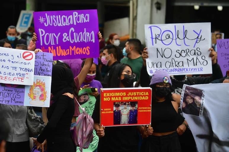 Familiares y amigos de dos jóvenes hospitalizadas en condición crítica protestaron este jueves e instaron a las autoridades a buscar a Diego Helguera, quien, según testigos, en estado de ebriedad las arrolló con su vehículo tras ser expulsado de una reunión. (EFE)