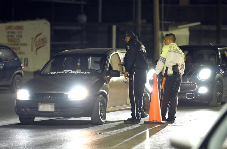 Retomarán autoridades municipales los filtros fijos del Operativo Alcoholímetro con el objetivo de evitar que se registren nuevas tragedias viales relacionadas con el consumo de alcohol. La ubicación de los filtros será por tiempos breves, con movimiento constante. (ARCHIVO)