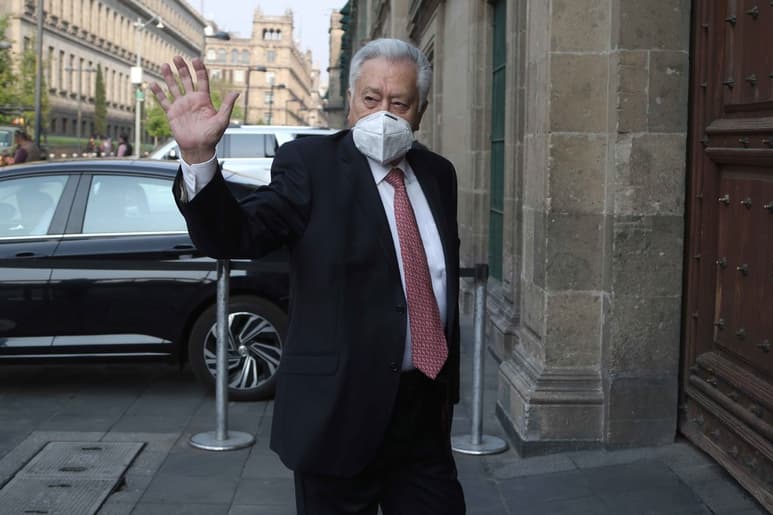 Bartlett asegura que la CFE es 'la campeona en energía limpia'.