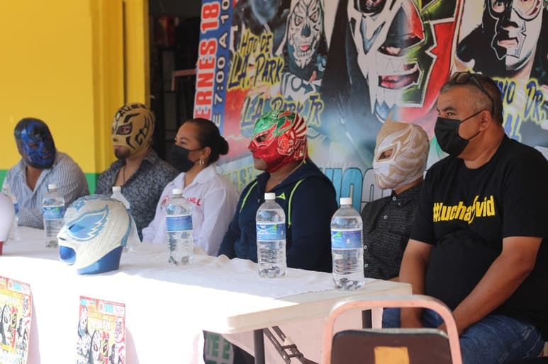Luchadores y promotor invitaron a los aficionados a esta función dominical que guardará los protocolos sanitarios necesarios. (ESPECIAL)