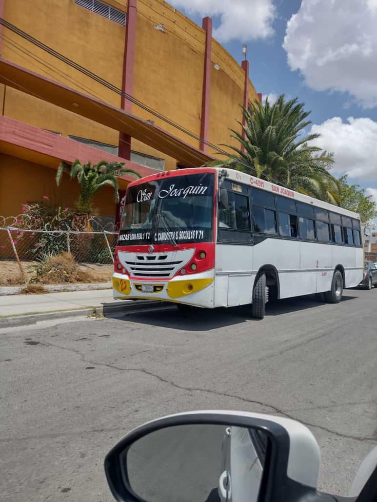 El conductor del autobús fue detenido, junto con la unidad, por peritos del Tribunal de Justicia Municipal. (EL SIGLO DE TORREÓN)