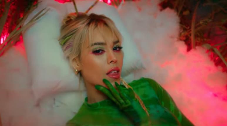 La cantante mexicana Danna Paola simuló su propio funeral y le dio oportunidad a sus exnovios de llorar su muerte por haberla hecho sufrir. De eso trata el videoclip de 'Mía', una canción con la que la cantante empieza 'una nueva era'. (ESPECIAL)