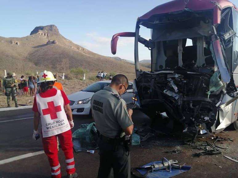 El joven chofer del autobús quedó prensado y hubo necesidad de rescatarlo con las “Quijadas de la Vida”, por parte de los bomberos. (EL SIGLO DE TORREÓN)