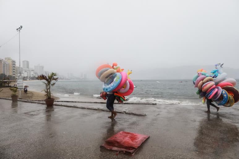 La tormenta tropical 'Dolores' nació este viernes en aguas del Pacífico mexicano y dejará fuertes lluvias en el país, donde la interacción de varios fenómenos meteorológicos ya ha causado al menos dos muertes, informó este viernes el Servicio Meteorológico Nacional (SMN). (EFE)