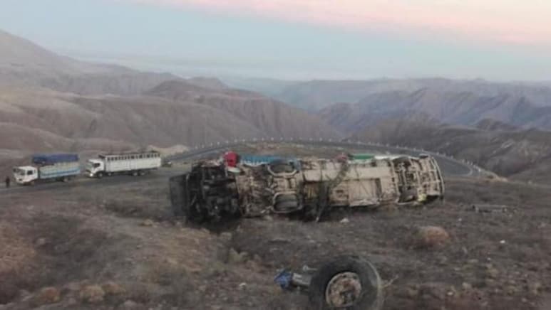 Al menos 17 personas murieron y otras 14 resultaron heridas este viernes tras la caída de un autobús por un precipicio de los Andes de Perú, según informaron los equipos de rescate. (ESPECIAL)