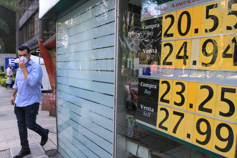El dato de este día representa una depreciación del peso de 0.83 % frente a la jornada del jueves, cuando el tipo de cambio concluyó en 20.45.