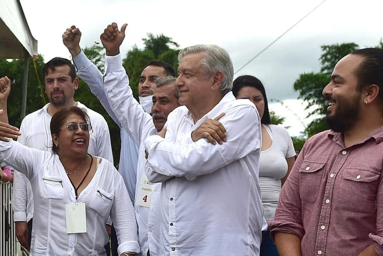 Acompañado por integrantes de su Ayudantía, el titular del Ejecutivo federal ingresó a la aeronave a las 8: 35 horas.