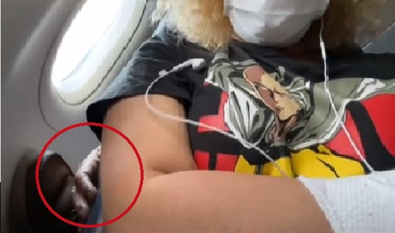 A través de TikTok, la mujer compartió el clip que grabó para evidenciar las acciones del hombre durante el vuelo (CAPTURA)