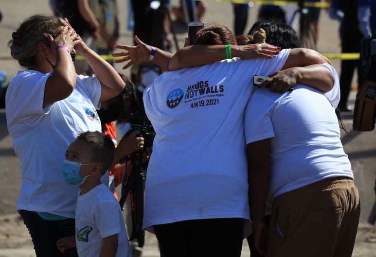 Cientos de familias migrantes se reunieron este sábado en la frontera de México y Estados Unidos tras décadas separadas. (EFE) 