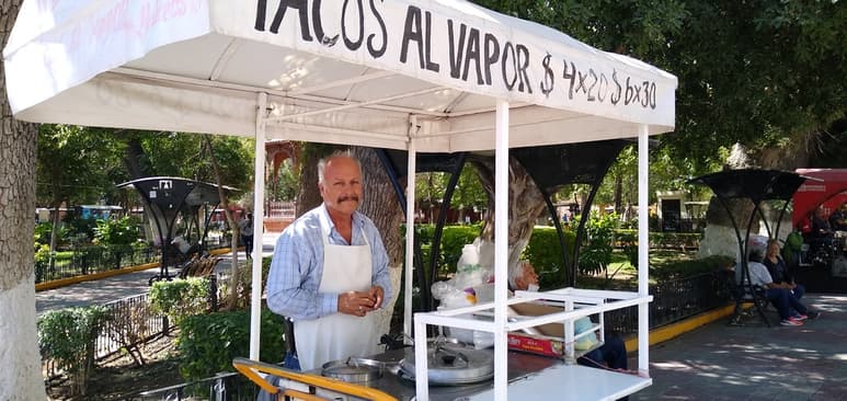 El puesto de tacos 'Mi Davis' se instala regularmente en el primer cuadro de la ciudad y es atendido por don Jaime García. (DIANA GONZÁLEZ)