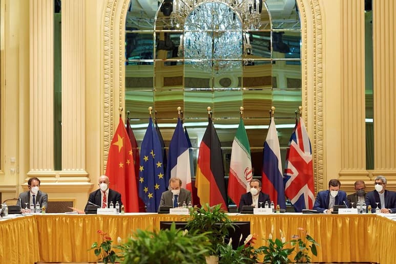 El domingo se planeaban más conversaciones entre Irán y potencias mundiales para tratar de restaurar un acuerdo de 2015 que busca acotar el desarrollo nuclear iraní y que el gobierno de Donald Trump abandonó. (ARCHIVO)