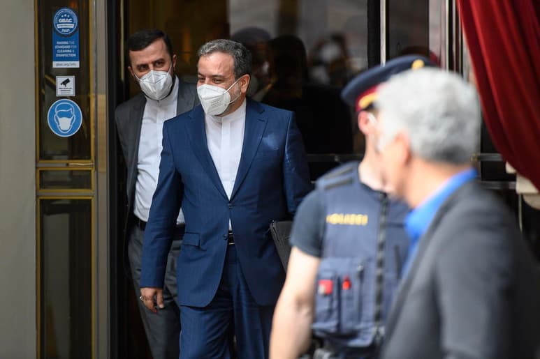 Las negociaciones para salvar el pacto nuclear con Irán están próximas a lograr un acuerdo y, posiblemente, se alcance en la próxima ronda de contactos, según Enrique Mora, el diplomático español que coordina los contactos en nombre de la Unión Europea (UE). (EFE)