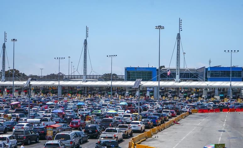 Estados Unidos extenderá las restricciones de viajes no esenciales en la frontera con México y Canadá, según anunció el Departamento de Seguridad Nacional estadounidense. (ARCHIVO)
